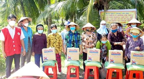 Xã An Ngãi Tây huyện Ba Tri tặng quà cho hộ nghèo hưởng ứng hoạt động “Tháng nhân đạo” năm 2022