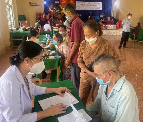 Hội Chữ thập đỏ huyện Giồng Trôm tổ chức khám bệnh, cấp thuốc, tặng quà tại xã Hưng Phong
