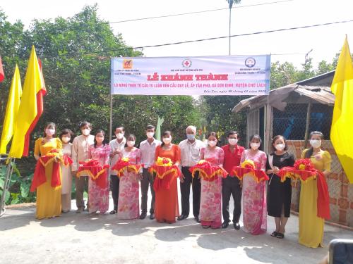 Hội Chữ thập đỏ tỉnh Bến Tre tặng quà và tổ chức lễ khánh thành lộ nông thôn tại huyện Chợ Lách