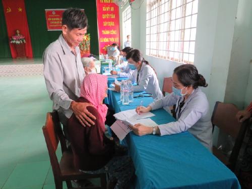Khám bệnh, tặng quà cho người nghèo tại xã Mỹ An, huyện Thạnh Phú