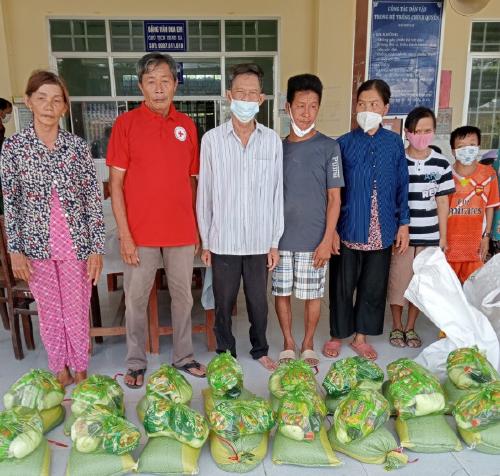 Hội Chữ thập đỏ huyện Bình Đại trao tặng quà cho hộ nghèo  tại xã Định Trung