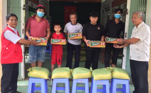 Hội Chữ thập đỏ xã Khánh Thạnh Tân, huyện Mỏ Cày Bắc tặng quà cho  nạn nhân chất độc da cam