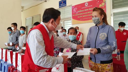 Trung ương Hội Chữ thập đỏ Việt Nam phát quà nhân dịp Tết vì người nghèo và nạn nhân chất độc da cam năm 2022