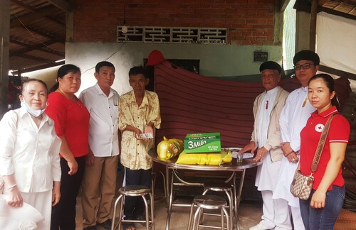 Thăm, tặng quà cho các hoàn cảnh bệnh nan y phát sóng trong Chương trình “Nhịp cầu nhân ái”