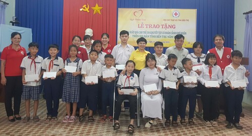 Trao tặng quà cho trẻ khuyết tật có hoàn cảnh khó khăn trên địa bàn tỉnh Bến Tre