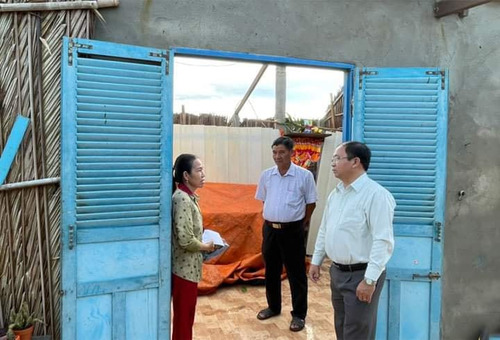 Bí thư Huyện ủy Bình Đại cùng Hội Chữ thập đỏ huyện thăm  và hỗ trợ hộ dân bị ảnh hưởng lốc xoáy tại xã Thừa Đức