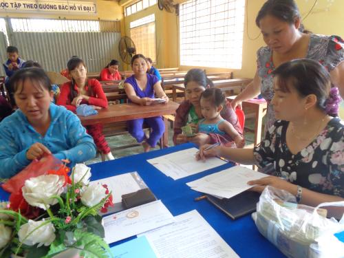 Hội Chữ thập đỏ tỉnh Bến Tre hỗ trợ 97.000.000đồng vốn tín dụng tiết kiệm nhỏ cho nạn nhân chất độc da cam tại xã Thanh Tân huyện Mỏ Cày Bắc