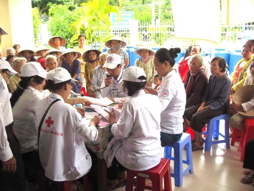Hội chữ thập đỏ tỉnh Bến Tre phối hợp Câu lạc bộ Cựu Thanh niên Hồng Thập tự và Hội ACWP khám bệnh và tặng quà tại Ba Tri