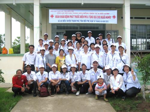Câu lạc bộ Cựu thanh niên hồng thập tự khám bệnh và tặng quà cho người nghèo xã An Điền huyện Thạnh Phú