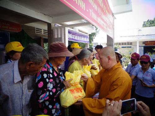 Đoàn từ thiện Tịnh Thất Quan Âm, Thiền Tự Phước Quang Long Thành Đồng Nai và chùa Phước An quận 10 TPHCM tặng quà cho người nghèo tại Bến Tre