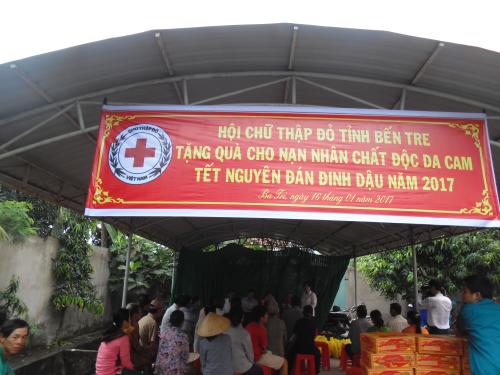 Hội Chữ thập đỏ tỉnh Bến Tre tặng quà tết cho hộ nghèo và nạn nhân chất độc da cam xuân Đinh Dậu năm 2017