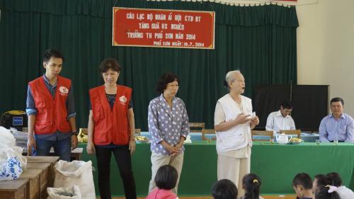 Câu lạc bộ Nhân ái tặng 100 phần quà cho học sinh xã Phú Sơn và xã Định Thủy