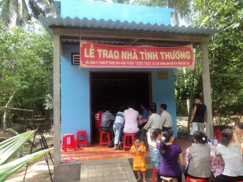 Hội Chữ thập đỏ tỉnh Bến Tre và công ty Kỹ thuật xây dựng Toàn Thịnh Phát tặng nhà tình thương cho người nghèo