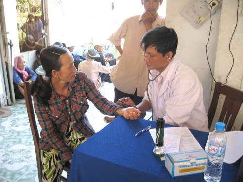 Câu lạc bộ cựu TN Hồng thập tự khám bệnh và tặng quà tại H. Thạnh Phú