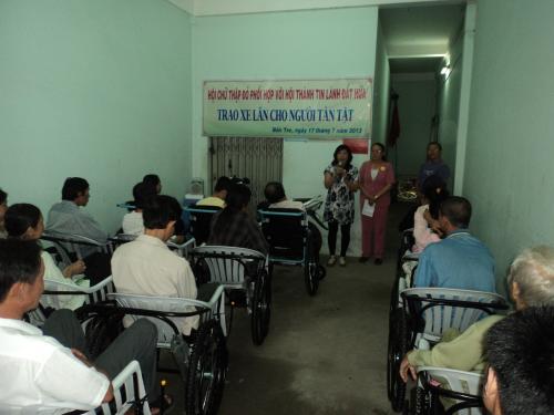 Hội Chữ thập đỏ tỉnh Bến Tre phối hợp với Hội Thánh Tin Lành Đất Hứa Thành phố Hồ Chí Minh trao xe lăn cho người khuyết tật