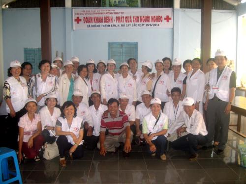 Câu lạc bộ Hồng thập tự khám bệnh và tặng quà cho người nghèo Mỏ Cày Bắc