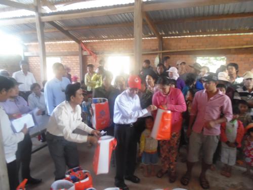 Hội Chữ thập đỏ tỉnh phối hợp tổ chức Tết cho người nghèo 2014