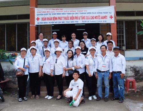 Hưởng ứng Tháng Nhân đạo năm 2018 Hội Chữ thập đỏ tỉnh Bến Tre tổ chức khám bệnh cấp thuốc tặng quà cho người nghèo xã Tân Bình, huyện Mỏ Cày Bắc