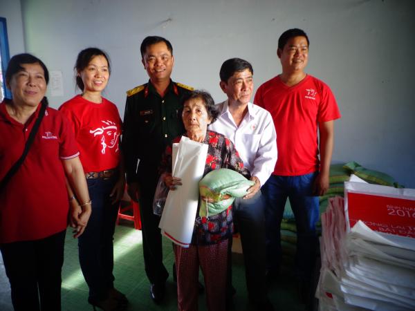 Hội Chữ thập đỏ tổ chức khám bệnh và tặng quà cho người nghèo xã Long Hòa, H.Bình Đại