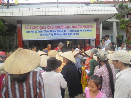 Hội từ thiện chùa Phước Thiện An TPHCM và Chùa Tây Phương Núi Dinh tặng quà cho người mù, nghèo tại xã Hương Mỹ huyện Mỏ Cày Nam