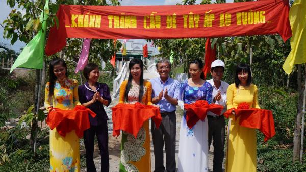 Hội Chữ thập đỏ tỉnh tổ chức lể bàn giao cầu Đê Tây xã Phú Long, H. Bình Đại 