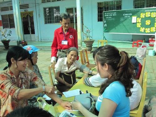 Hội từ thiện Chùa Giác Nguyên cùng đoàn y bác sĩ TPHCM khám bệnh cấp thuốc tại xã Tiên Thủy