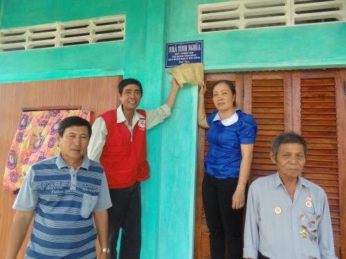 Nghiệm thu xây nhà tình nghĩa tặng gia đình chính sách do Quỹ Thiện Tâm tài trợ 10 căn ở huyện Thạnh Phú