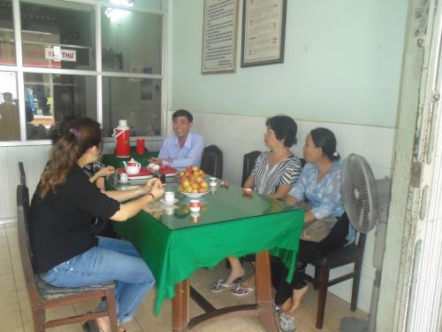 Một Gia đình ở Quận 8 (Thành phố Hồ Chí Minh) giúp đỡ cho các địa chỉ nhân đạo phát  sóng trên chương trình “Nhịp cầu nhân ái”