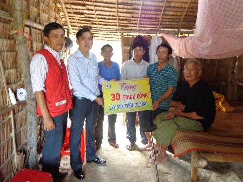   Ông Phạm Thế Trung, phường Phú Khương thành phố Bến Tre tặng tiền xây nhà tình thương cho hoàn cảnh phát sóng trong chương trình “ Nhịp cầu nhân ái’
