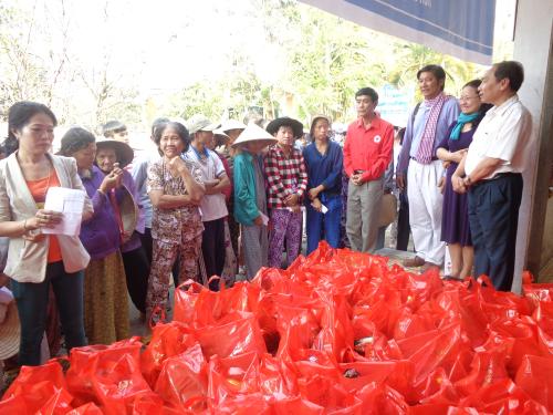 Hội Chữ thập đỏ Bến Tre vận động doanh nghiệp tặng quà Tết - xuân Giáp ngọ-2014 tại xã Tiên Long