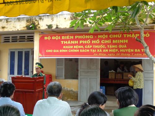 Bộ đội biên phòng và Hội Chữ thập đỏ Thành phố Hồ Chí Minh khám bệnh, thăm, tặng quà cho gia đình chính sách tại xã An Hiệp huyện Ba Tri tỉnh Bến Tre