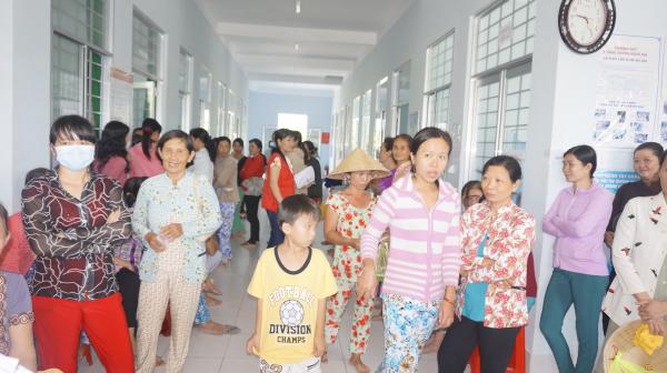 Hội Chữ thập đỏ tỉnh vận động đoàn bác sĩ Từ Dũ, TP.HCM về khám phụ khoa cho phụ nữ 2 xã huyện Châu Thành 