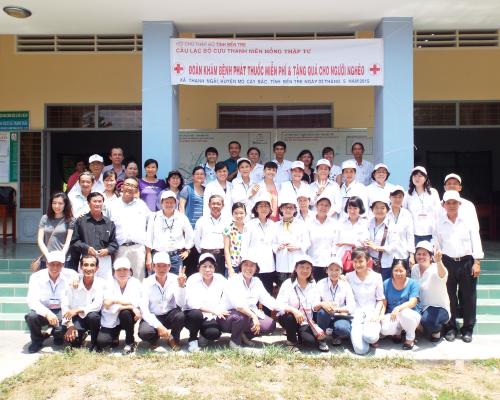 Câu lạc bộ Cựu thanh niên Hồng thập tự khám bệnh, cấp thuốc tại xã Thạnh Ngãi, Mỏ Cày Bắc, Bến Tre