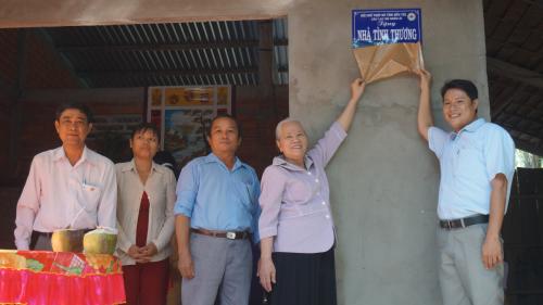 Câu lạc bộ Nhân ái phối hợp với Hội chữ thập đỏ tỉnh bàn giao nhà tình thương cho hộ nghèo tại xã Phước Hiệp huyện Mỏ Cày Nam