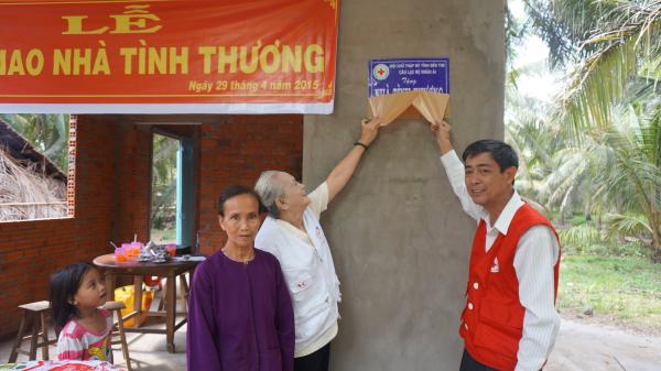 Câu lạc bộ Nhân ái phối hợp với hội CTĐ tỉnh bàn giao nhà tình thương cho hộ nghèo tại xã Ngải Đăng, H. Mỏ Cày Nam.
