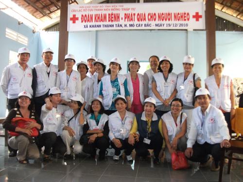 Câu lạc bộ tình nguyện viên chữ thập đỏ tổ chức khám bệnh và tặng quà cho người nghèo