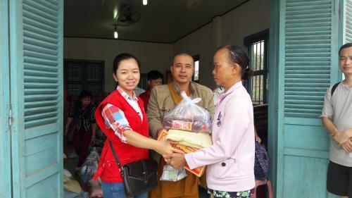 Hội Chữ thập đỏ tỉnh Bến Tre phối hợp với Hội Chữ thập đỏ Phường 6, Quận 10, Tp Hồ Chí Minh tổ chức khám bệnh, cấp thuốc miễn phí và tặng quà xã Tam Hiệp, Bình Đại, Bến Tre