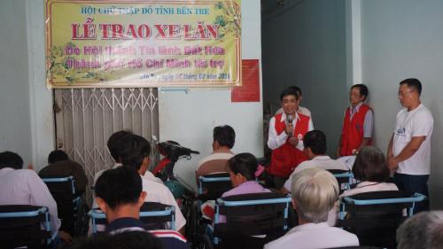 Hội thánh Tin Lành Đất Hứa Thành phố Hồ Chí Minh tặng xe lăn cho người khuyết tật tỉnh Bến Tre