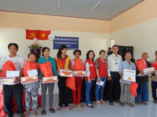 Hội Chữ thập đỏ tỉnh Bến Tre tặng quà Tết Vì người nghèo và cho nạn nhân chất độc da cam nghèo năm 2015 