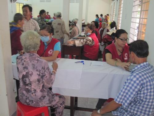 Hội Chữ thập đỏ Thành phố Hồ Chí Minh khám bệnh, tặng quà cho người nghèo xã An Thủy, Ba Tri
