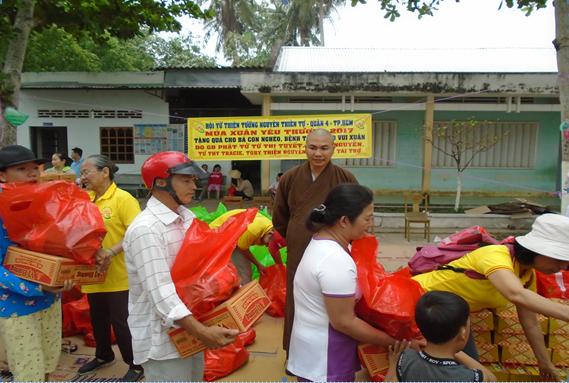 Hội Chữ thập đõ huyện Châu Thành trao quà cho nạn nhân da cam nhân dịp tết Đinh Dậu 2017