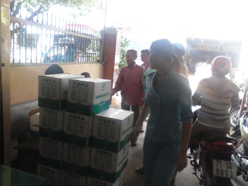 Công ty cổ phần Lương thực Ba Doanh TP. Hồ Chí Minh tặng Hội Chữ thập đỏ tỉnh 2 tấn gạo để giúp đỡ cho người nghèo 