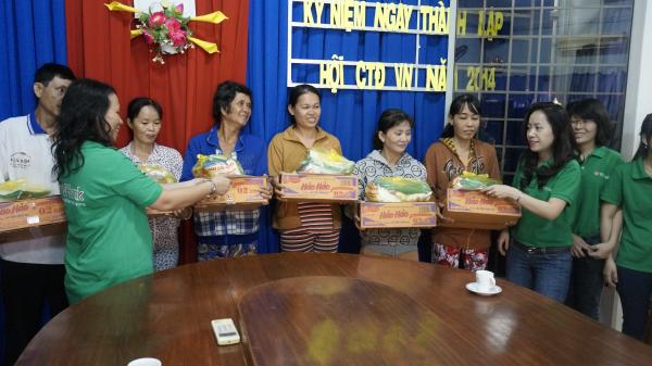 Ngân hàng Việt Nam Thịnh Vượng chi nhánh tỉnh Bình Dương phối hội với hội Chữ thập đỏ tỉnh và Chương trình Nhịp cầu nhân ái tặng quà cho người nghèo khó khăn