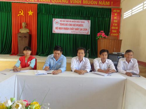 Hội Chữ thập đỏ tỉnh Bến Tre tặng bò cho hộ nghèo tại huyện Châu Thành và Giồng Trôm