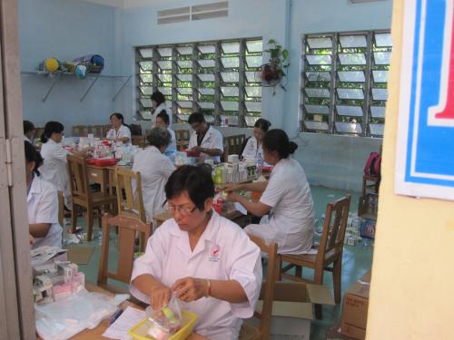 Hội Chữ thập đỏ tỉnh Bến Tre phối hợp Chi hội từ thiện Hy Vọng - Thành phố Hồ Chí Minh về khám bệnh, cấp thuốc và tặng quà cho học sinh tiểu học, gia đình chính sách, người dân nghèo tỉnh Bến Tre