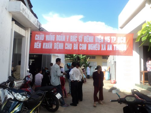 Hội Chữ thập đỏ Bệnh viện 115 (TP.Hồ Chí Minh) về khám bệnh tặng quà xã An Thuận (Thạnh Phú)
