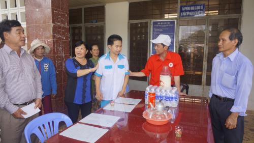 Nhóm Từ Tâm Quận 6 TPHCM tặng quà cho người nghèo và tặng học bổng cho học sinh nghèo tỉnh Bến Tre
