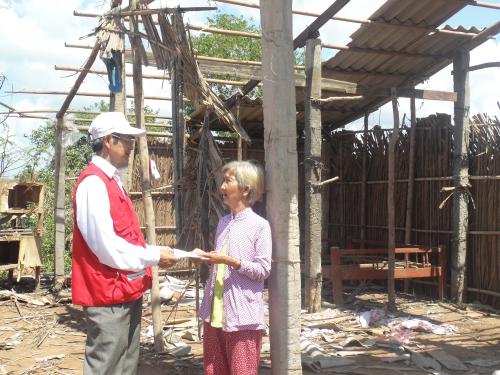 Hội Chữ thập đỏ tỉnh Bến Tre thăm và hỗ trợ tiền cho bà con nghèo bị lốc xoáy tại huyện Bình Đại