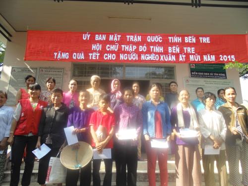 Hội Chữ thập đỏ tỉnh Bến Tre tặng quà tết cho người nghèo tại xã Tân Hưng huyện Ba Tri tỉnh Bến Tre.