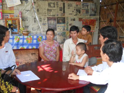 Ngân hàng nông nghiệp và phát triển nông thôn tỉnh Bến Tre thăm và hỗ trợ tiền cho bà con nghèo bệnh tật